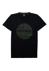 Camiseta de algodón negra con un gráfico circular que lleva las palabras "PETROL" y "ALASKA" en verde y blanco. Patrón de rayas horizontales en el fondo.