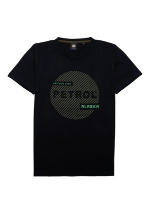 Camiseta de algodón negra con un gráfico circular que lleva las palabras "PETROL" y "ALASKA" en verde y blanco. Patrón de rayas horizontales en el fondo.