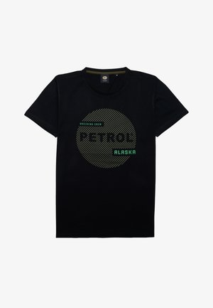 Camiseta de algodón negra con un gráfico circular que lleva las palabras "PETROL" y "ALASKA" en verde y blanco. Patrón de rayas horizontales en el fondo.