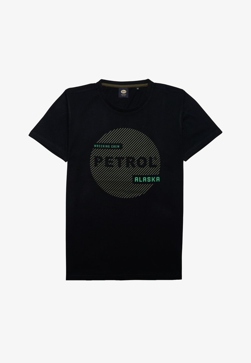 Černé bavlněné tričko s kruhovou grafikou, na které je napsáno "PETROL" a "ALASKA" zelenou a bílou barvou. V pozadí horizontální pruhový vzor.