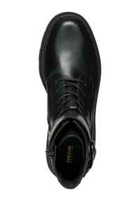 Botín negro de cuero hasta el tobillo con punta redonda, detalle de cordones y cremallera. Posee un collarín acolchado y una suela texturizada con la marca en el interior.