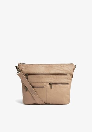 Bolso cruzado beige hecho de cuero texturado, con tres bolsillos con cremallera y una correa desmontable para opciones de transporte versátiles.