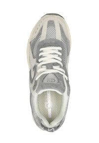 Grijze sneaker van mesh en suede, voorzien van witte veters, reflecterende accenten en een gevoerde binnenzool. Textuur middenzool voor ondersteuning.