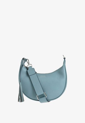 Sac en cuir bleu en forme de demi-lune, avec une fermeture éclair, une bandoulière réglable et un pompon décoratif.