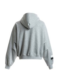 Sudadera gris recortada con capucha, mangas sobradas y dobladillo acanalado. Presenta un tejido texturizado y etiquetas negras de acento en las mangas.