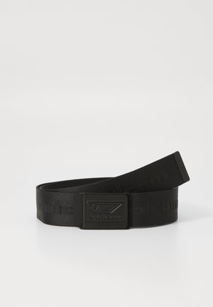 Ceinture en tissu noir avec une surface texturée, présentant un logo audacieux sur la boucle et un design épuré et minimaliste. Longueur ajustable.