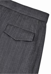 Pelēkas svītrainas audums ar teksturētu apdari. Iekļauj aizmugurējo kabatu un taisnu jostasvietu. Gaiši pelēkas svītras uz tumši pelēka fona.