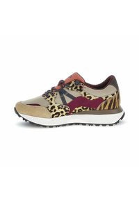 Sneaker multicolore con accenti beige, bordeaux e stampa leopardata. Materiale sintetico con superfici testurizzate e una suola bianca chunky.
