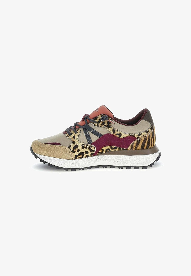 Sneaker multicolore con accenti beige, bordeaux e stampa leopardata. Materiale sintetico con superfici testurizzate e una suola bianca chunky.