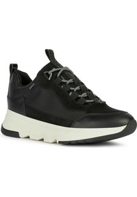 Sneaker nera con materiali in suede e pelle, accenti testurizzati, lacci riflettenti e una suola bianca chunky con battistrada nera.