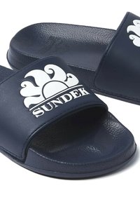 Infradito blu scuro realizzati in materiale sintetico testurizzato con un logo solare bianco e il nome del marchio "SUNDEK" sulla fascia.