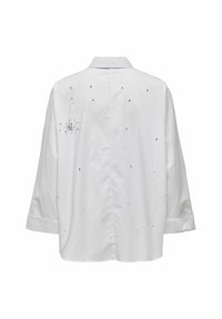 Camicia bianca a maniche lunghe con una vestibilità ampia. Presenta decorazioni in argento sparse e un colletto classico. Tessuto in cotone morbido.