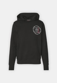 Sudadera negra con bolsillo canguro, mangas largas y capucha con cordón. Presenta un logo circular con la letra "H" en el pecho.