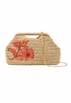 Bolso beige tejido con asa corta, bordado floral rosa en la parte delantera y correa fina de cadena dorada desmontable.