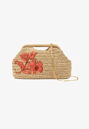 Bolso beige tejido con asa corta, bordado floral rosa en la parte delantera y correa fina de cadena dorada desmontable.