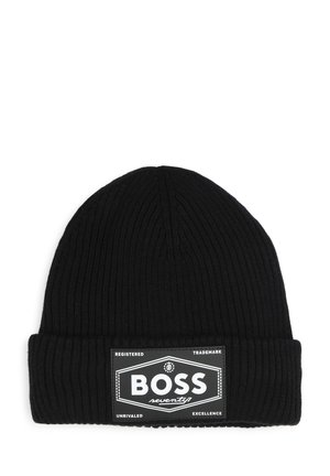 Bonnet noir en maille côtelée avec un revers et une étiquette ovale portant "BOSS seventy7" en texte blanc sur un fond noir.
