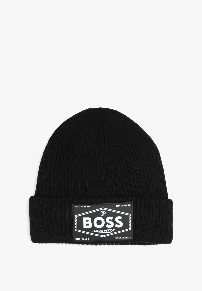Bonnet noir en maille côtelée avec un revers et une étiquette ovale portant "BOSS seventy7" en texte blanc sur un fond noir.