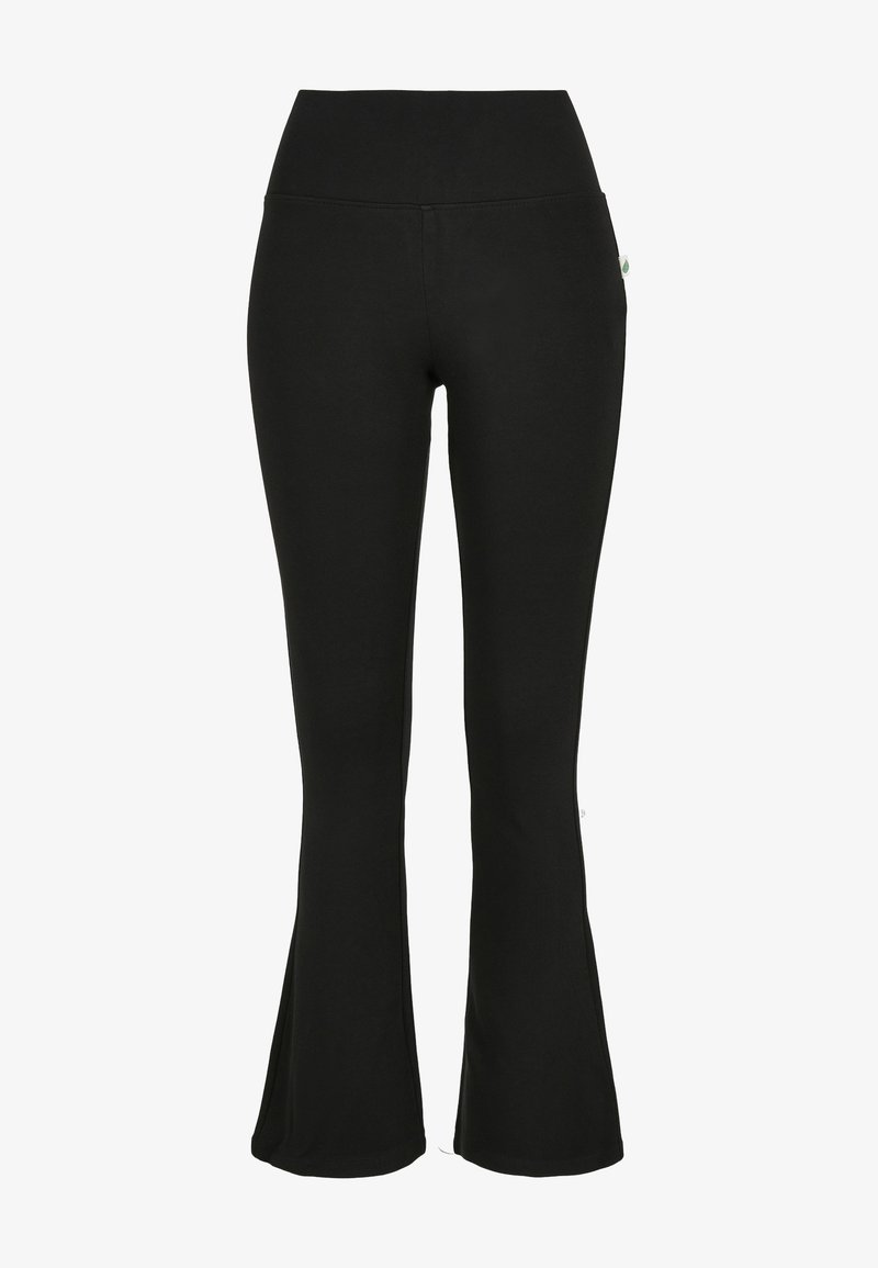 Pantalon de yoga noir taille haute avec jambes évasées, tissu lisse et petite étiquette logo blanche sur le côté droit.