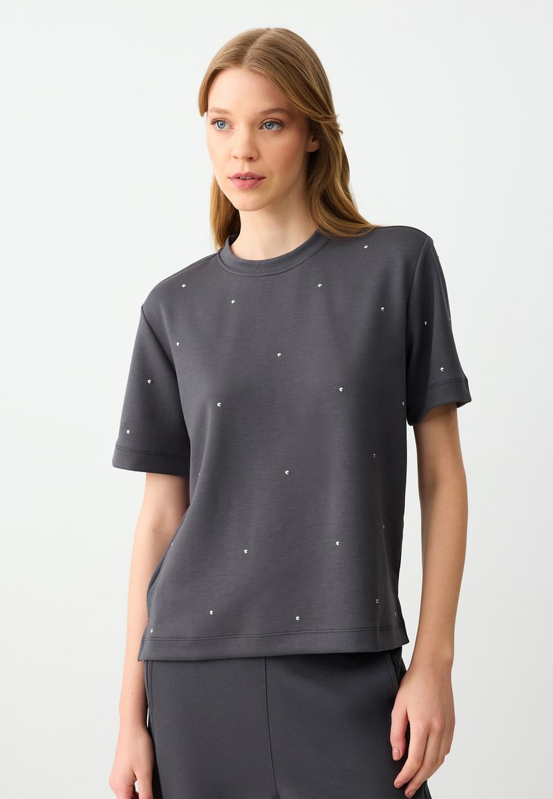 Grijze sweatshirt met korte mouwen en een ronde hals, versierd met verspreid aangebrachte kleine rhinestones. Soepele stof met een ontspannen pasvorm.