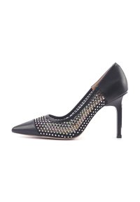 Schwarze High Heel-Pumps mit spitzem Schuhblatt, netzartigen Seiten mit funkelnden Strasssteinen und einer glatten Lederferse sowie einer Kappen aus Leder.