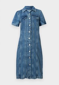 Abito in denim con maniche corte, chiusura frontale a bottoni, due tasche sul petto e un taglio fino al ginocchio con cuciture verticali.
