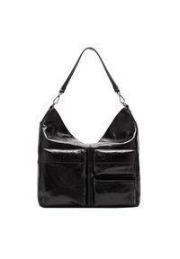 Czarna skórzana torba hobo o luźnym kroju, z wieloma zewnętrznymi kieszeniami oraz płaskim paskiem na ramię z metalowymi akcentami.
