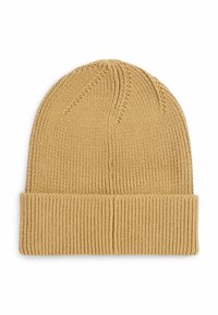 Gehaakte beanie in een warme beige kleur. Heeft een omgeslagen rand, een gestructureerd patroon en een ronde kroon met subtiele details.