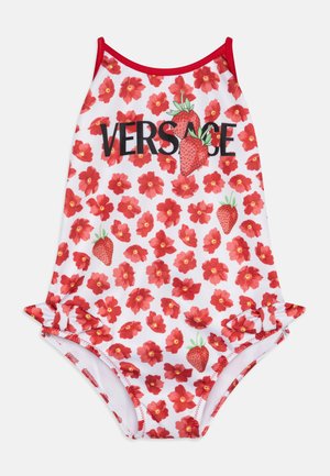 Crni kupaći kostim s cvjetnim uzorkom crvenih cvjetova na bijeloj podlozi, s volanima na dnu i središnjim logotipom "VERSACE" u crnoj boji.