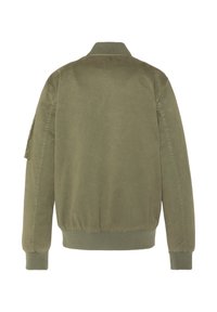 Chaqueta bomber verde oliva con un cuello y puños acanalados, que cuenta con un bolsillo lateral y una textura de tela suave y mate. Vista trasera mostrada.