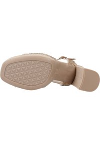 Sándalo de tacón alto beige con diseño de tiras texturizadas y suela de patrón cuadrado. Presenta hebillas ajustables y un tacón contorneado para mayor estabilidad.