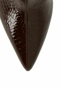 Bruine gepolijste leren hoge hak schoenen met een spitse neus en een gestructureerd, reptielachtig patroon. Kenmerkt zich door gestikte naden langs de randen.