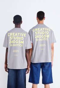 Jack & Jones PREMIUM JPRBLAHARVEY INFO TEE CREW NECK UNISEX - Trükipildiga T-särk - frost gray