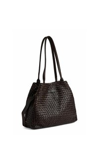 Borsa a tracolla in pelle intrecciata marrone con due manici lunghi, forma strutturata e scomparto con zip. Presenta una placca con logo sul davanti.