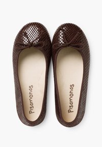 Ballet flats en maille marron avec un bout arrondi, présentant un petit nœud à l'avant et une finition texturée. Semelle intérieure marquée "Pisamonas."