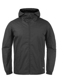 Veste à capuche noire avec fermeture éclair intégrale, fabriquée en matériau léger. Elle présente des poignets élastiques et une texture douce, sans motifs visibles.
