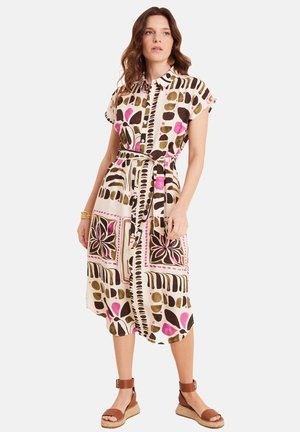 Kurzärmeliges, kragenloses Kleid aus leichtem Material mit einem mehrfarbigen abstrakten Muster, ausgestattet mit einem taillierten Gürtel und zwei vorderen Taschen.