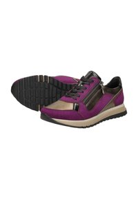 Chaussures de sport avec un empeigne en daim violet agrémentée d'accents métalliques, cuir noir, une fermeture éclair sur le côté et une semelle en caoutchouc noir texturée.