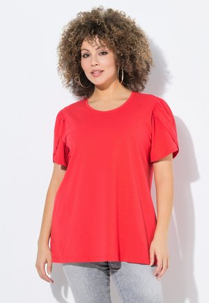 T-shirt rouge à manches courtes avec des manches bouffantes, encolure ronde et coupe décontractée ; tissu doux avec une texture lisse.