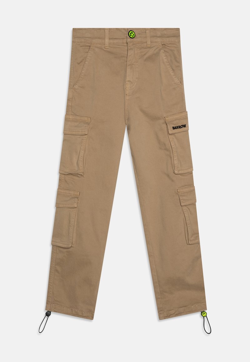 Béžové cargo nohavice s viacerými vreckami, nastaviteľnými manžetami a čiernym logom na stehne. Obsahujú detail v podobe zeleného gombíka. Z látky twill.