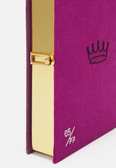 Olympia Le-Tan BOOK GOD SAVE THE QUEEN STRAPPED - Clutch - fuchsia pierre
