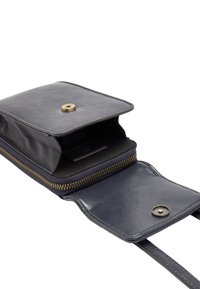 Skórzana torebka na ramię w ciemnoszarym kolorze z zapięciem na zamek błyskawiczny i zatrzaskiem. Posiada jedną główną komorę i gładką fakturę.