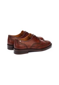 Chaussures habillées en cuir marron avec des détails de brogue, bout rond, fermeture à lacets et un petit talon empilé pour les occasions formelles.