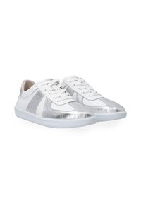 Witte sneakers met zilver metalen accenten, geoxideerd leer, ronde neus, vetersluiting en doorzichtige rubberen zool.