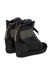 Sneakers alte nere con un pannello in mesh testurizzato decorato con strass, cerniere dorate e una suola in gomma etichettata "LOR BLU."