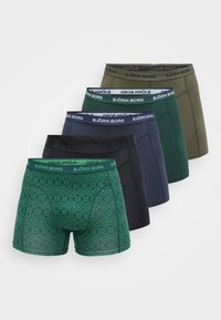Cinque paia di boxer da uomo in colori diversi: verde scuro con un motivo, blu navy, nero, verde e oliva. Ognuno ha un elastico con marchio.