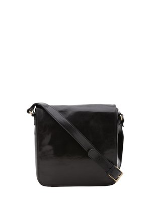 Borsa a tracolla in pelle nera con tracolla regolabile e fibbia dorata, con patta frontale chiusa su sfondo bianco.