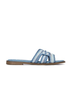 Sandalia plana con suela marrón y correa tejida en azul, blanco y gris que cruza el pie cerca de los dedos.