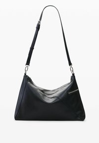 Mustast nahast õlakott kõverate joontega, millel on lukuga tasku, reguleeritav rihm ja sile pind. Mõõtmed on umbes keskmise suurusega.