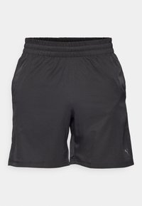  pantalones cortos deportivos elásticos negros con cintura elástica, bolsillos laterales y un pequeño logo reflectante de Puma en la parte inferior de la pierna izquierda.
