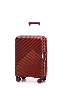 Rode harde koffer met diagonale ribbels, vier wielen en een uitgeschoven telescopisch handvat op een witte achtergrond.